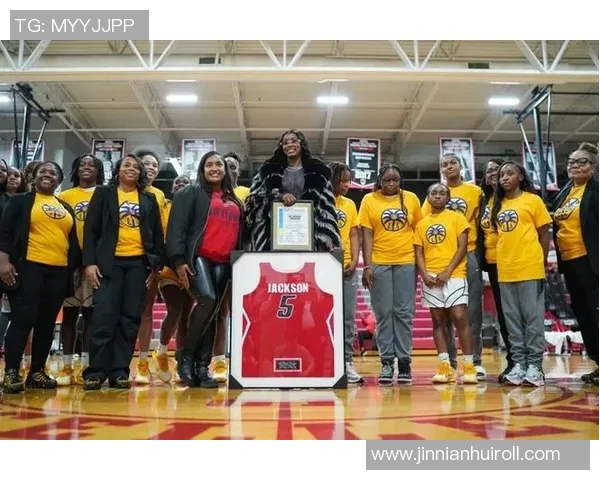 火花队传奇球员里奇亚杰克逊高中5号球衣正式退役庆祝三连冠辉煌历史 火花队传奇球员里奇亚杰克逊高中5号球衣正式退役庆祝三连冠辉煌历史