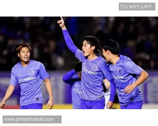 广岛三箭在J联赛杯决赛中以3-1战胜柏太阳神夺得队史第二冠吸引62466人观战