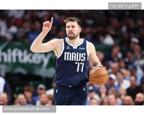 詹姆斯称赞东契奇为顶级四分卫自认外接手角色轻松自如 詹姆斯称赞东契奇为顶级四分卫自认外接手角色轻松自如